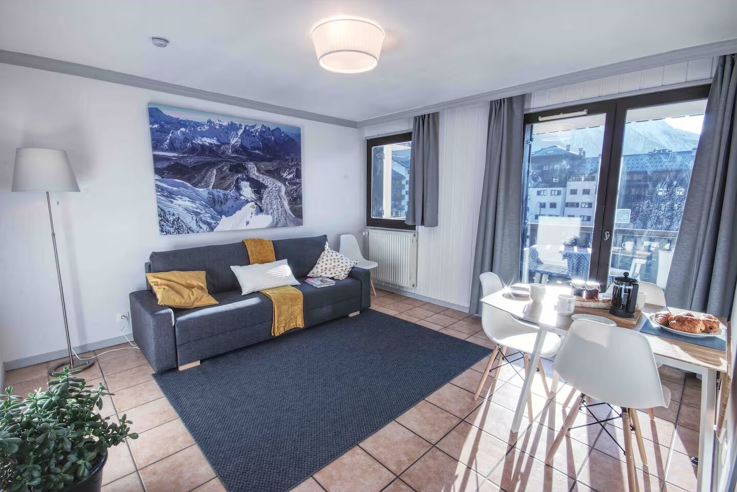 Bright Spacious Livingroom